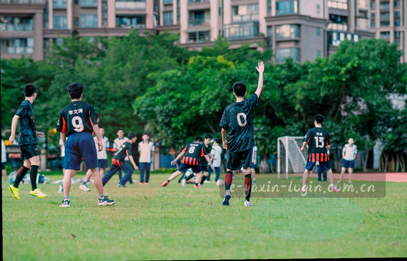 夜色中的体育场看台与灯光，冷色调画面点缀少量暖色光源，无可识别人物